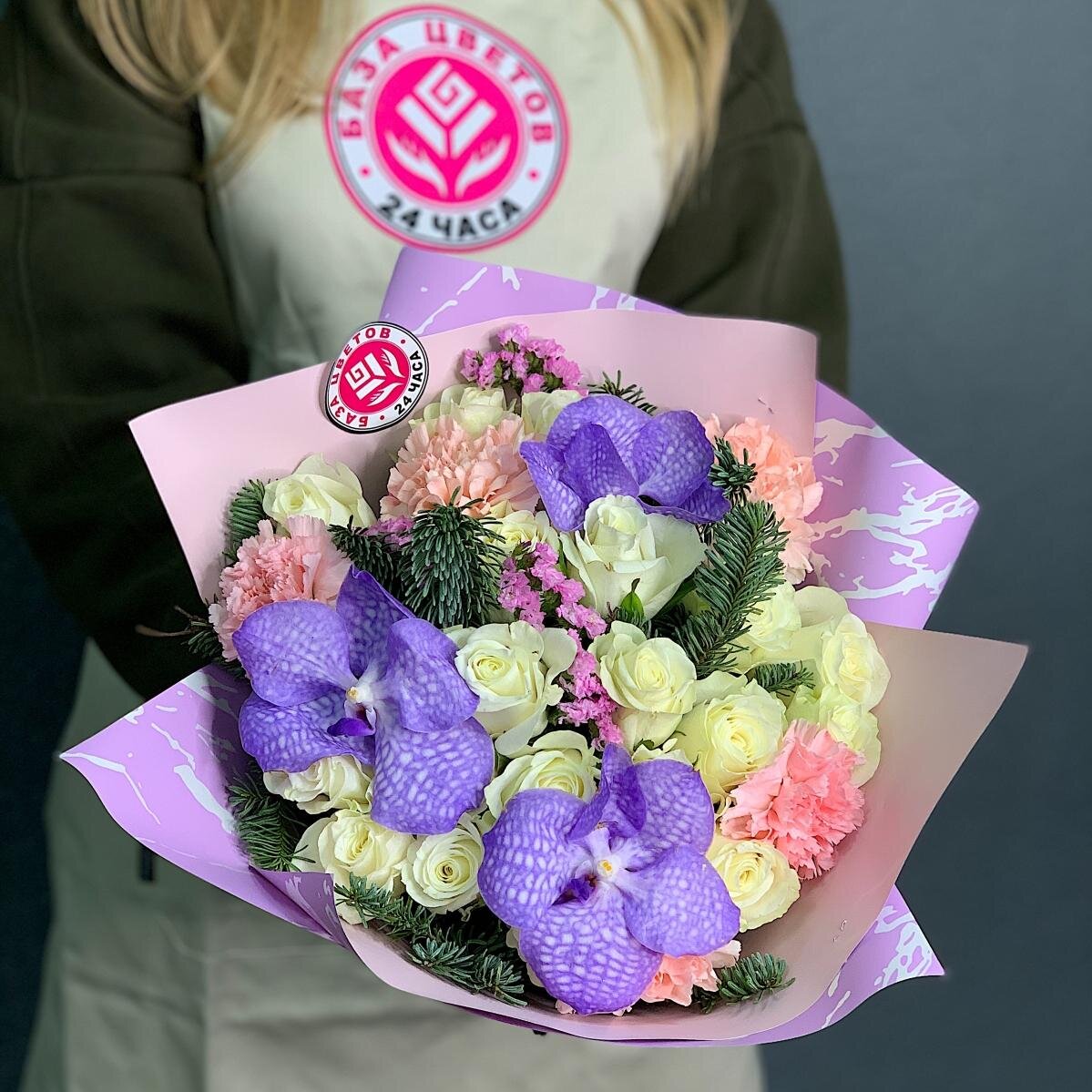 Букеты альстромерия гербера сантини. Сочетание цветов в букете. Стандартные букеты из живых цветов. Букет "герберы и альстромерии". Букет на юбилей.