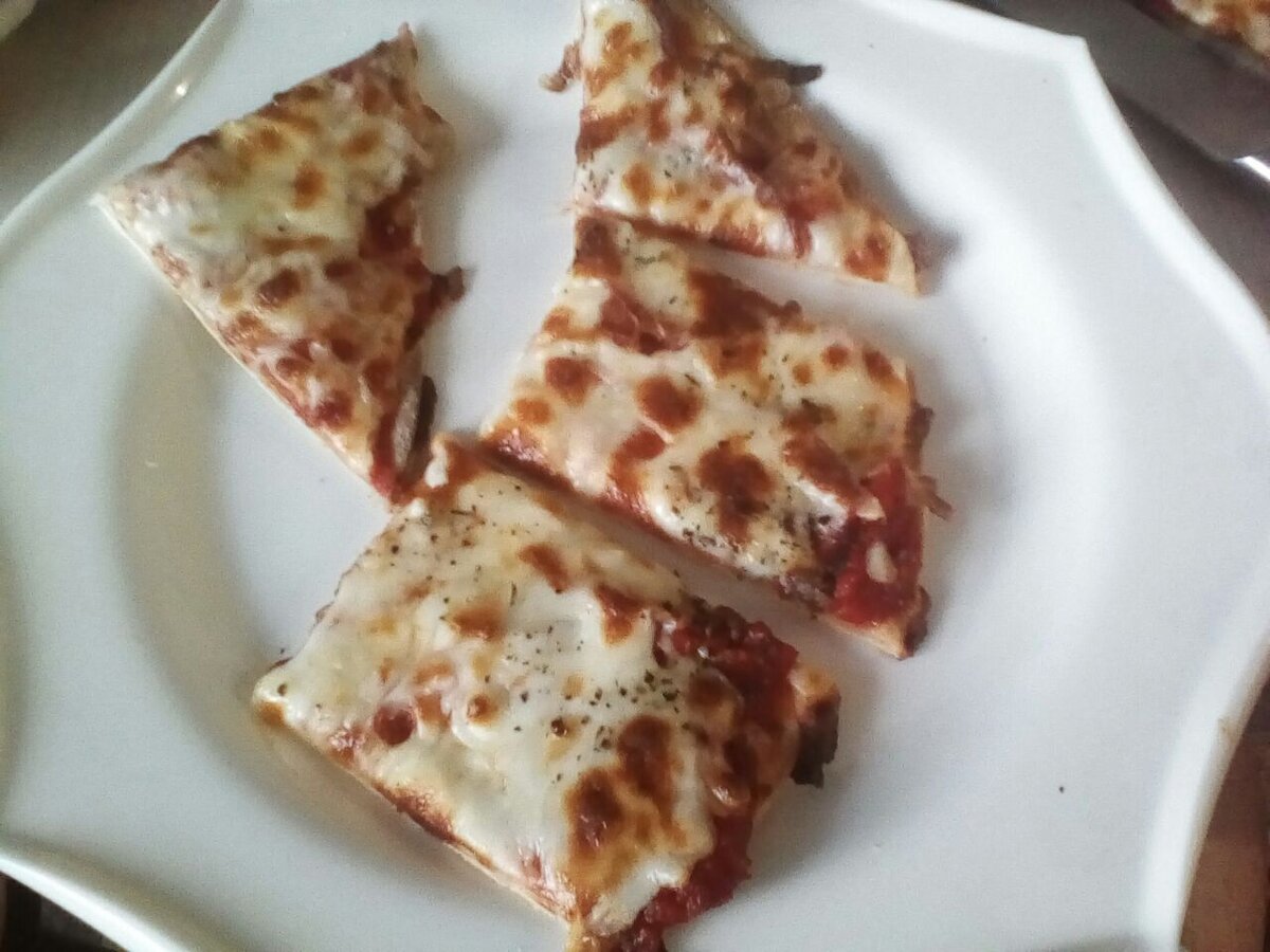 Можно спрятать сыр под колбасу, защитив его от подгорания, либо наоборот. Экспериментируйте!