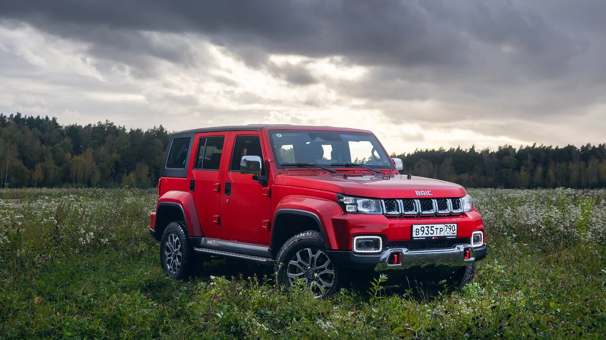 На родине BAIC BJ40 также существует в виде пикапа и короткобазного двухдверного вездехода, но на «Автоторе» пока наладили сборку только удлинённой пассажирской модификации