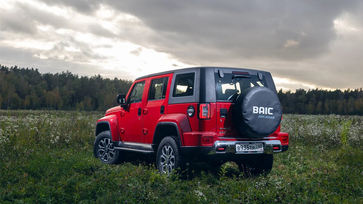 BAIC BJ40 красят в основном в интересные цвета. Помимо сочного красного, как на фото, обычных чёрного и белого, в палитру входят голубой, синий и зелёный