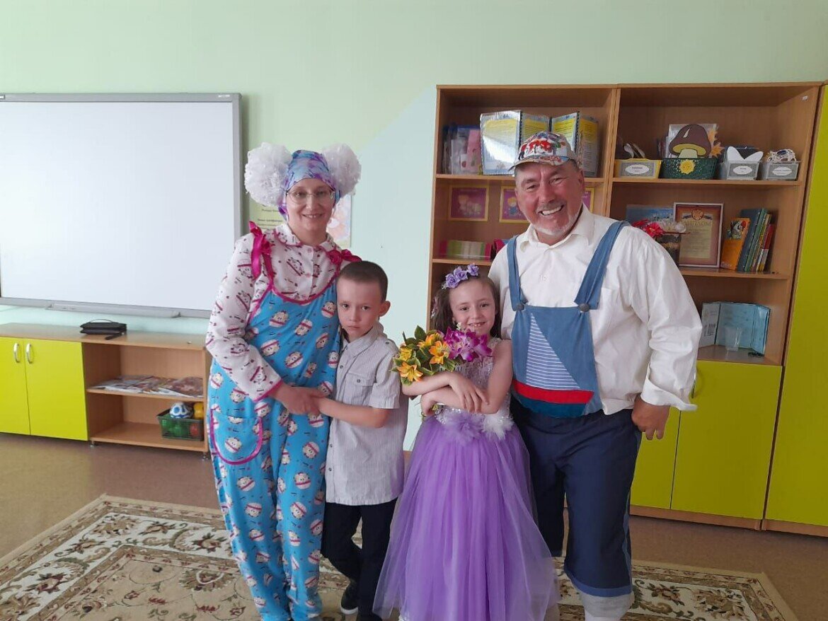 Хафиз Хамматуллин хатыны Гүзәл Хамматуллина һәм игезәк балалары белән.Фото: ©