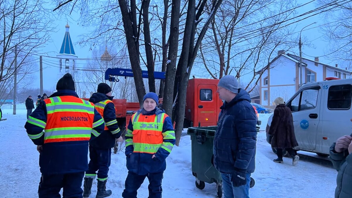     Спустя неделю после аварии на котельной в подмосковном Климовске всё еще нет тепла, горячей воды, электричества. Многие жители покинули квартиры. Губернатор Андрей Воробьев пообещал вернуть микрорайон к жизни к 9 января. В репортаже «НИ» рассказываем, почему подобные «клятвы» звучат неправдоподобно.