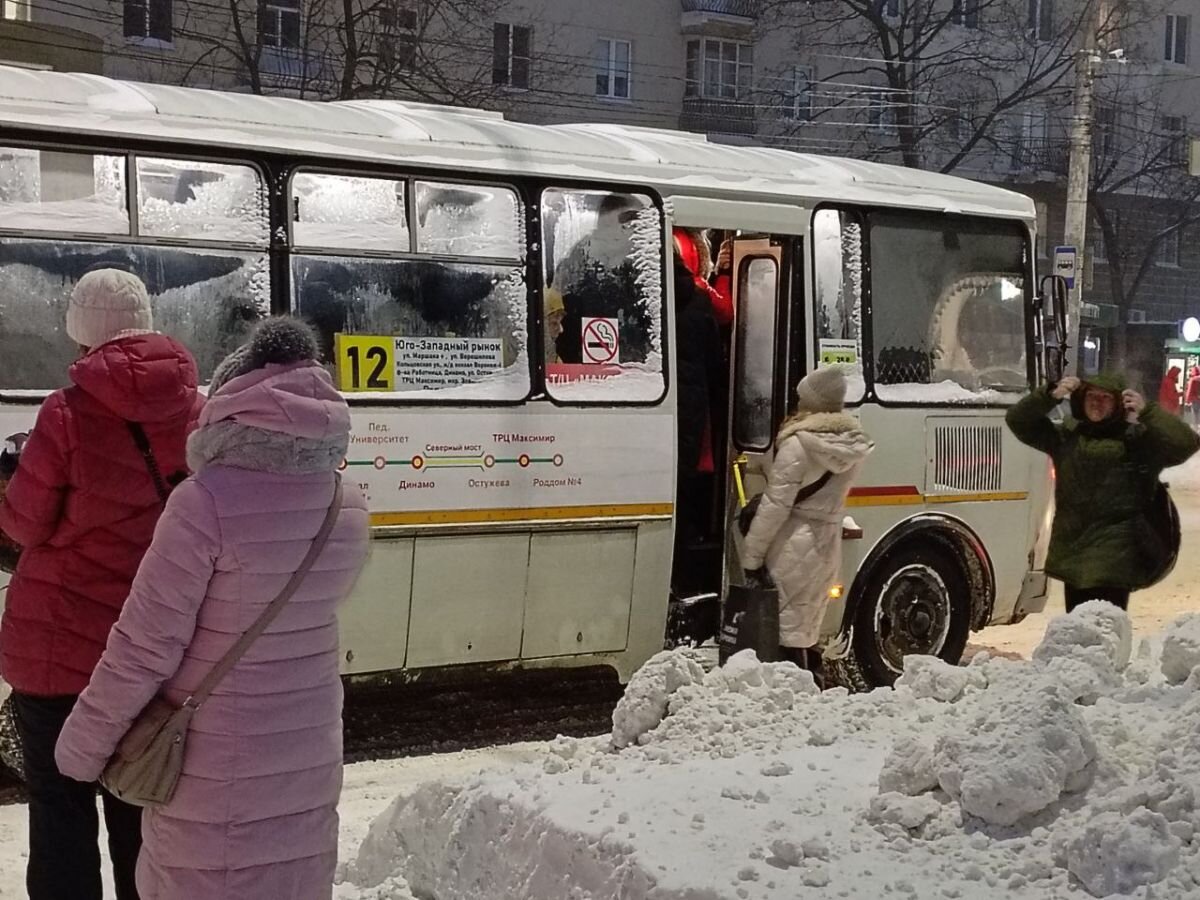 Недовыпуск автобусов на линии в Воронеже сократился до 3% к утру среды |  «Воронежские новости» | Дзен