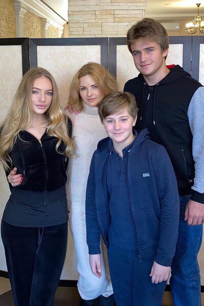 Лиза Пескова с мамой и братьями