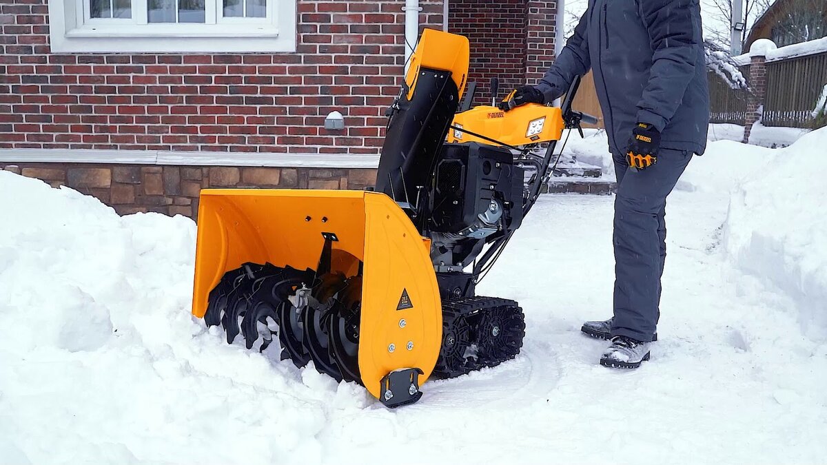 В некоторых регионах России снежные заносы достигают полуметра в высоту. Самое распространенное средство устранения последствий снегопада – лопата. Она легкая, доступная и простая в использовании.-2