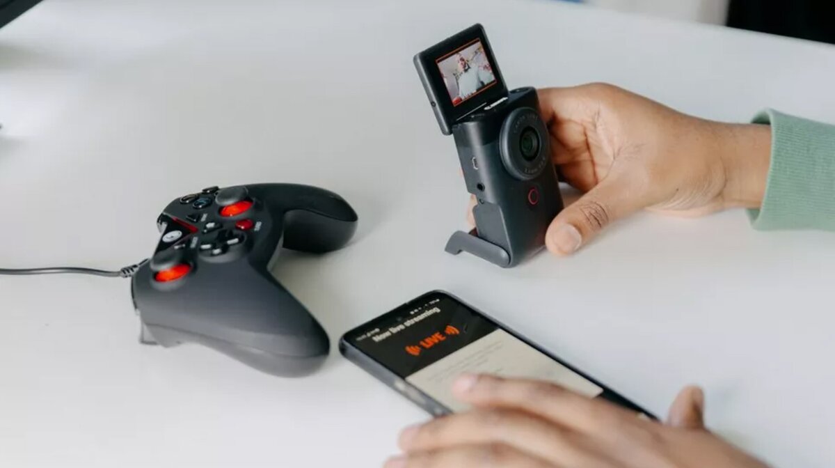    Видеокамера с 4К записью и встроенным стереомикрофоном с ветроподавлением размером меньше смартфона / Фото: canon.am