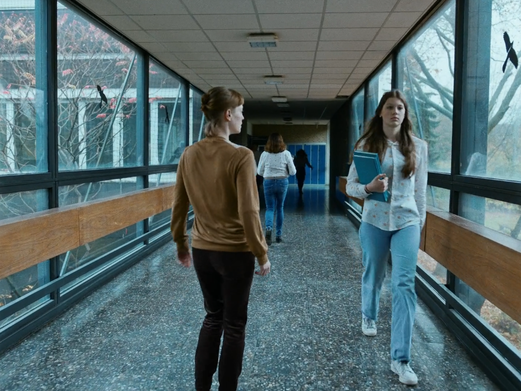 Карле начинает мерещиться, что в школе все носят такие же блузки. Кадр из "Учительской" 