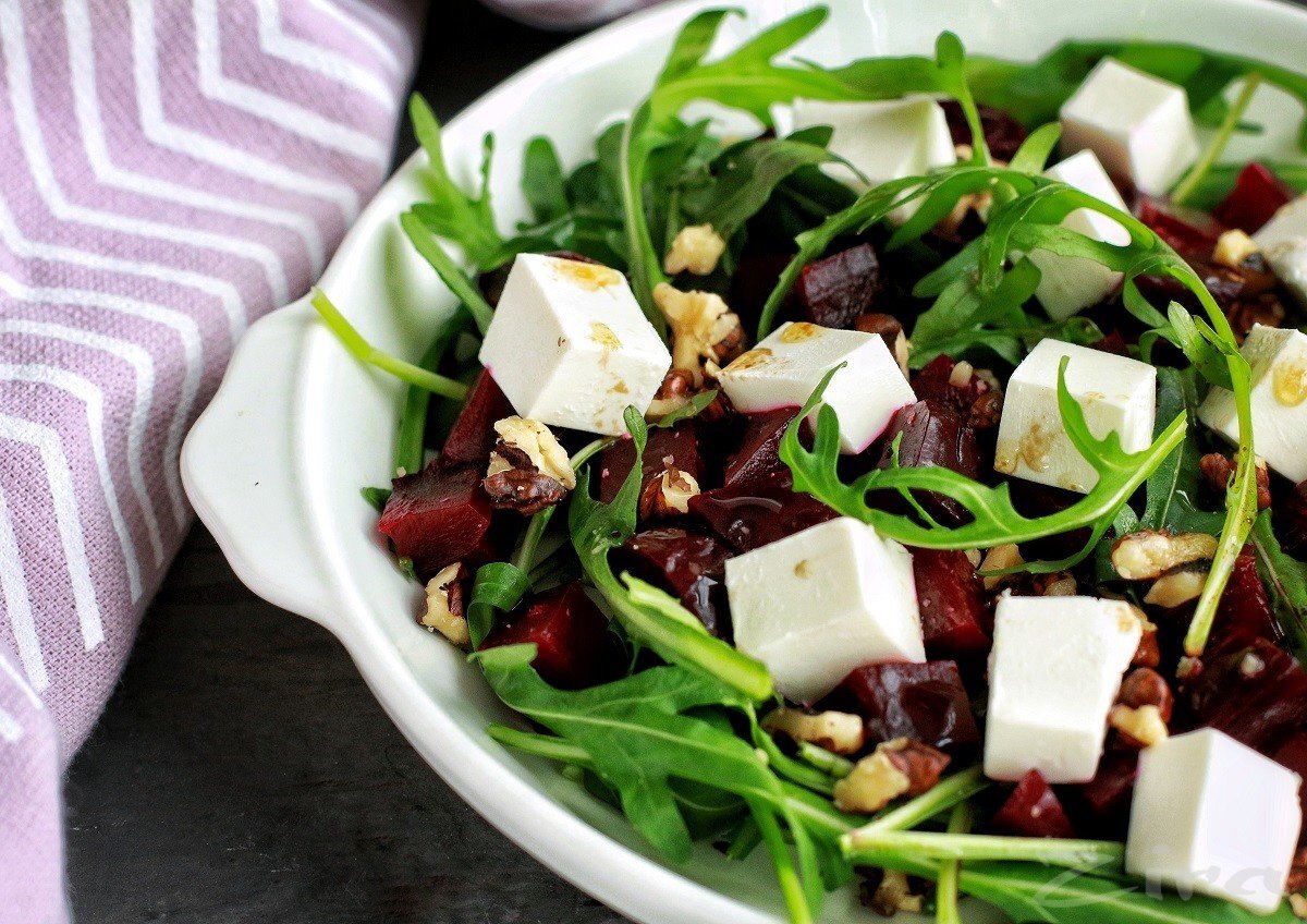Салат с рукколой печеной свеклой и орехами