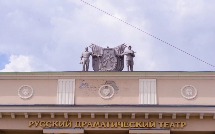 Скульптура «Триумф Победы» на крыше Русского драмтеатра. Фото: Мария Бакланова