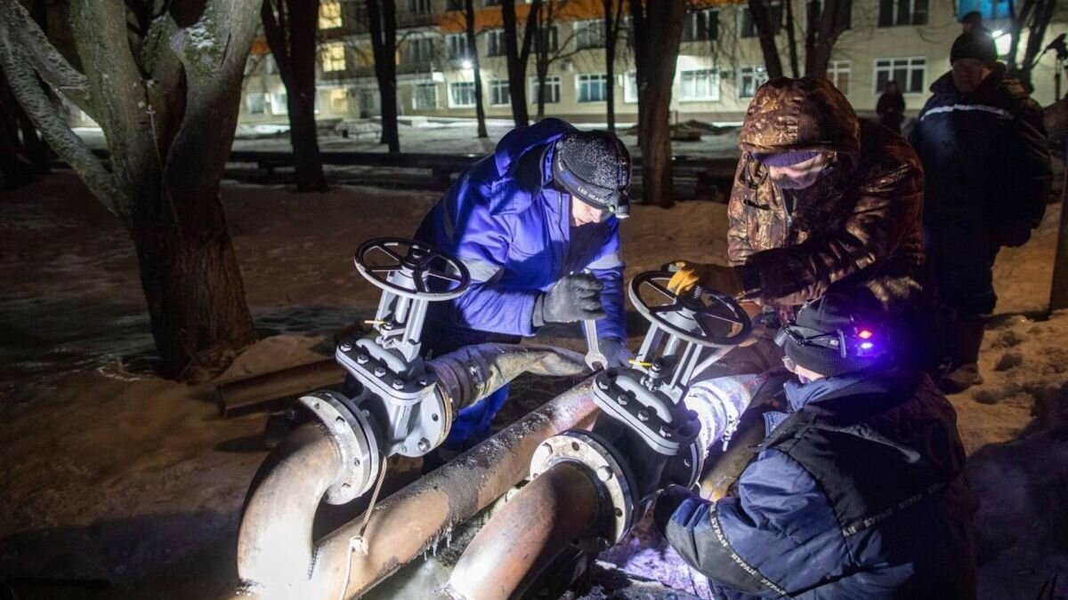     Ликвидация последствий отключения подачи тепла в Климовске. Источник: t.me/GrArtamonov Автор фото: Telegram-канал Григория Артамонова