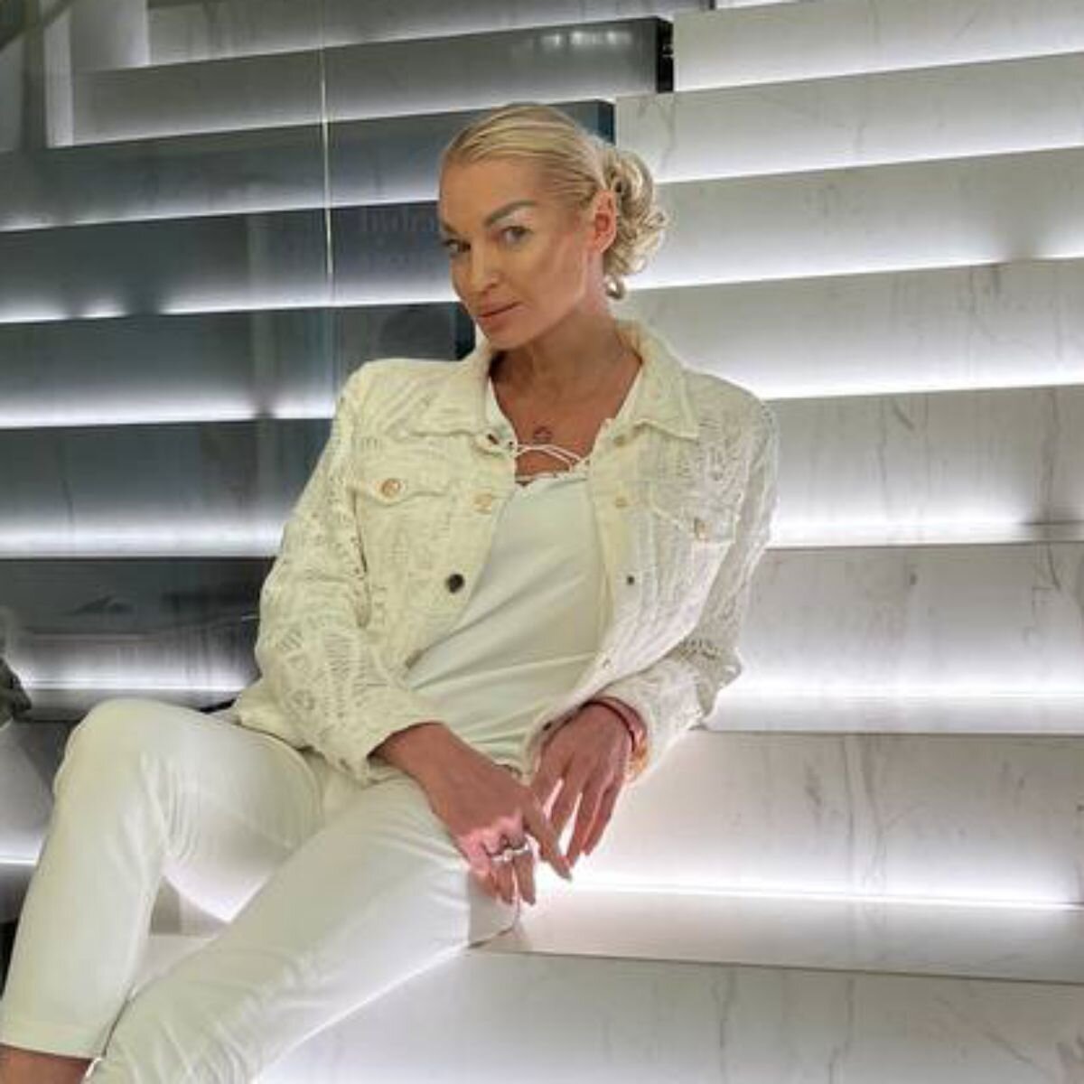 Чуть в пальму не врубилась»: Анастасия Волочкова рассмешила персонал виллы  на Мальдивах | Вокруг ТВ | Дзен