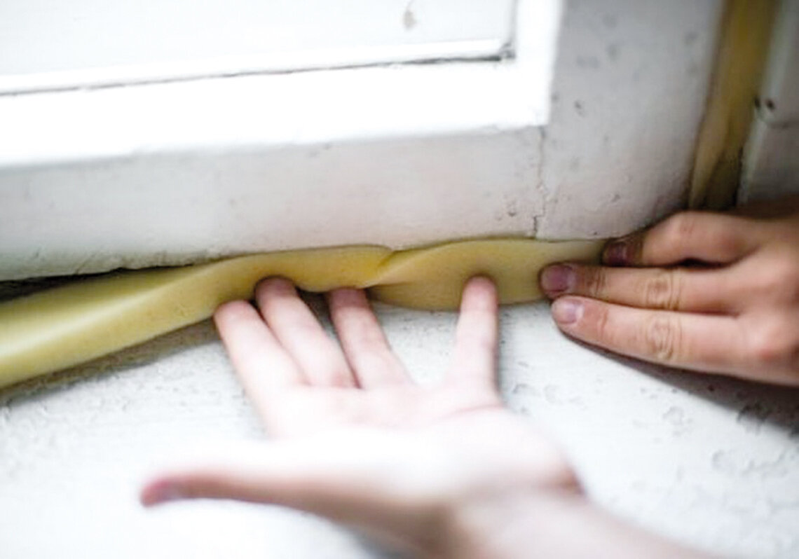 Поролон продают разной ширины. Если не нашли подходящий размер, можно купить лист и вырезать ленту нужного размера.
Источник: 1svoimi-rukami.ru