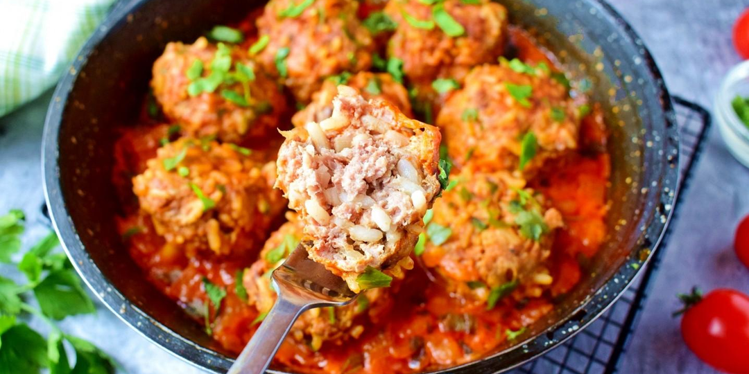 Ежики из фарша с рисом на сковороде с подливкой