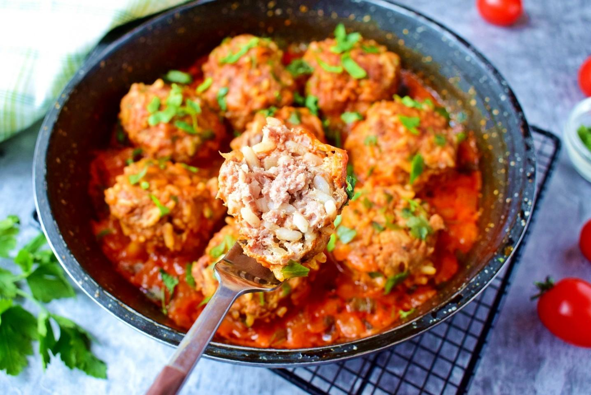 готовим из фарша вторые блюда. необычные блюда из фарша. готовим из фарша вторые блюда. мясные стожки. котлетки с картошкой в сметанно-томатном соусе.