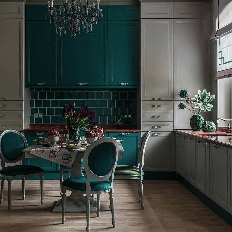 Изумрудный цвет в интерьере гостиной. Сочетание изумрудного цвета в интерьере. Сочетание изумрудного цвета в интерьере. Цветовые сочетания в интерьере с зеленым. Dulux изумрудный цвет.