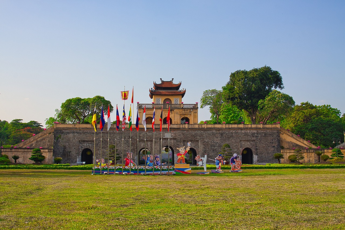 Ханойская цитадель внесена в список ЮНЕСКО. Самые красивые постройки цитадели — Южные ворота и 34-метровая Флаговая башня.