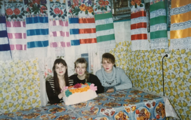 Красный угол дома украшался утирками, сшитыми невестой.