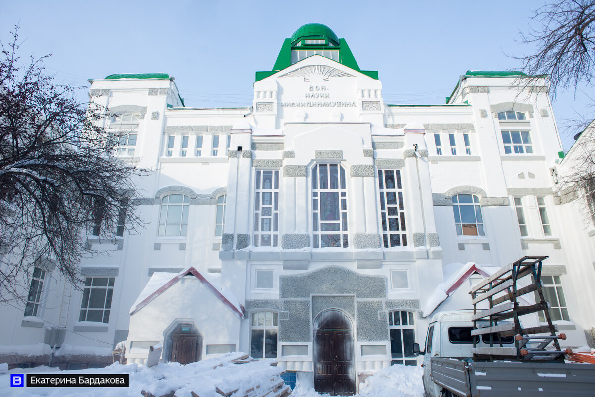 Витражи установили в томском театре 