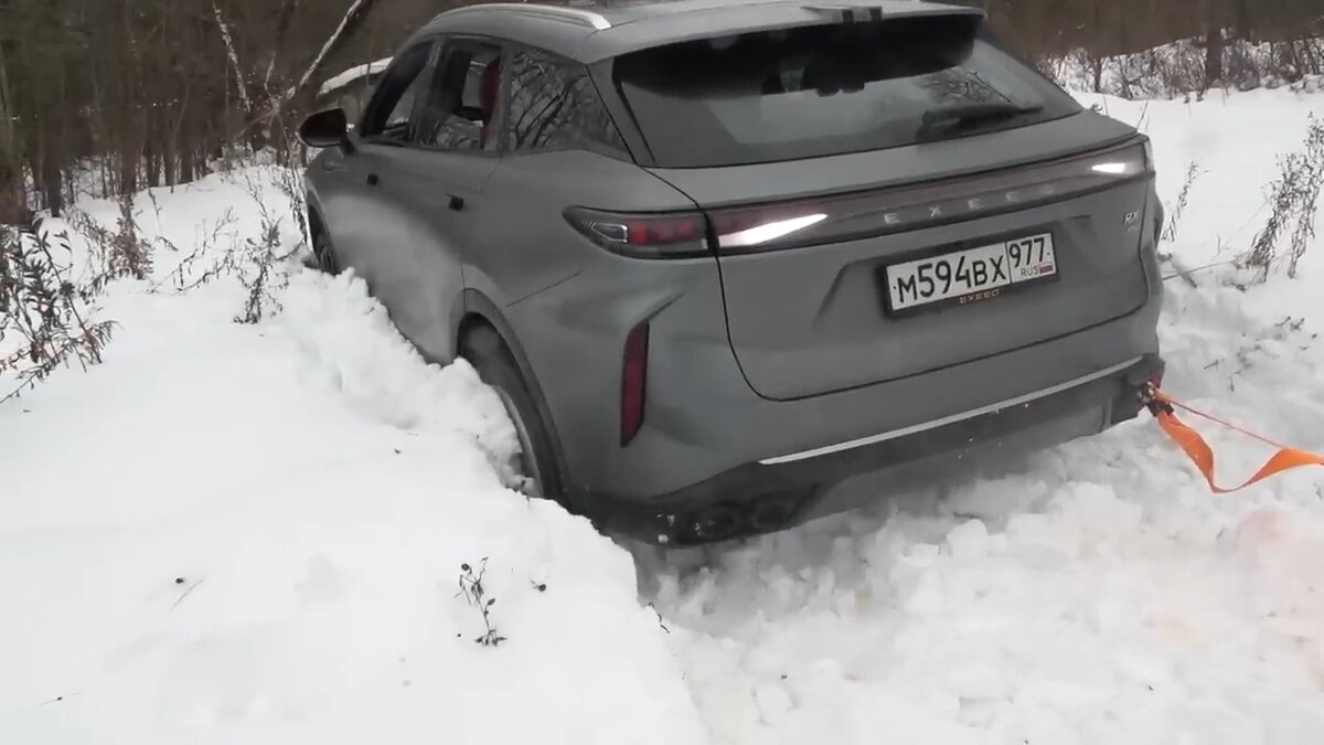 Exeed RX быстро зарылся в сугробе