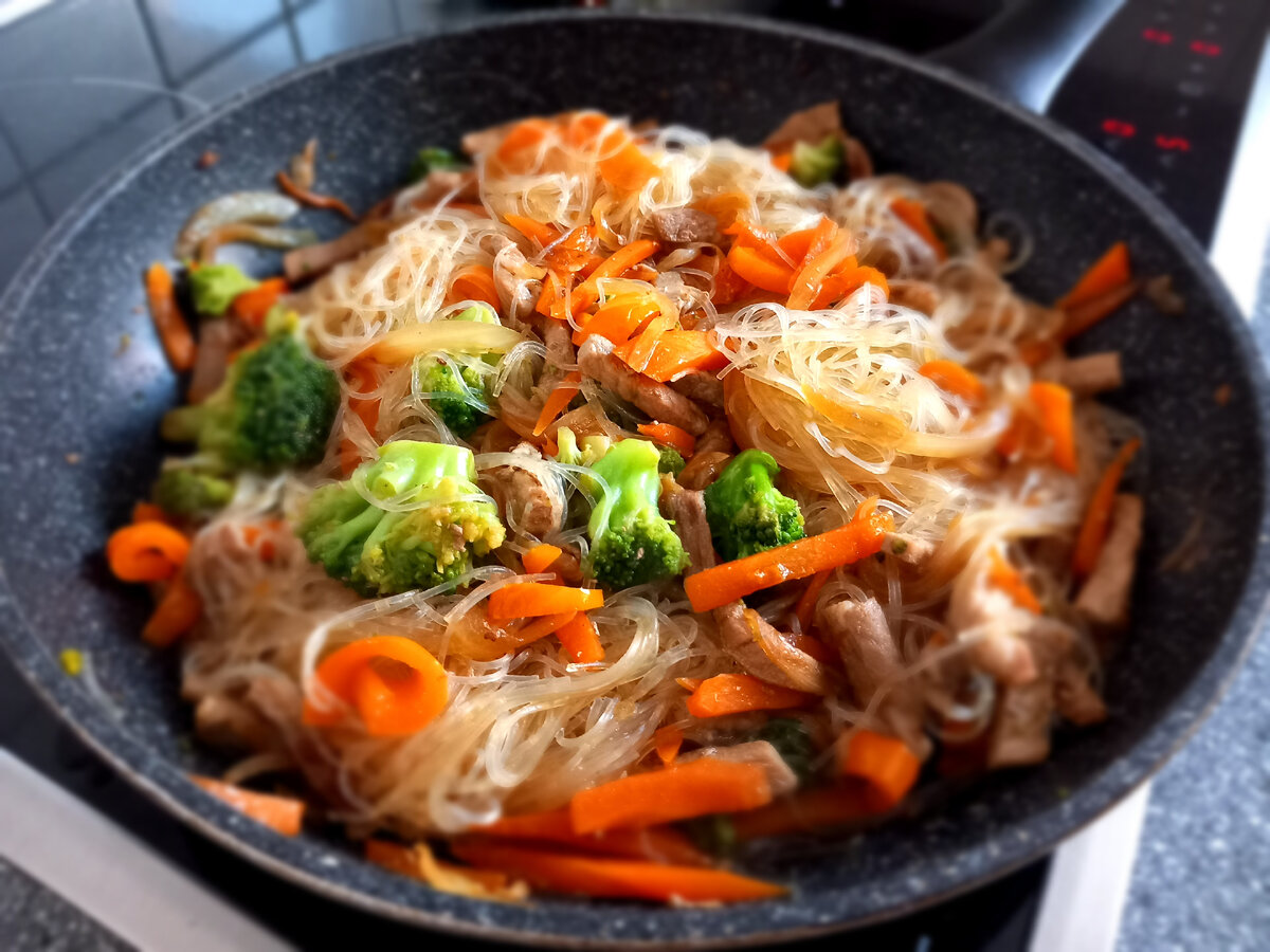 Рисовая лапша с мясом и овощами 