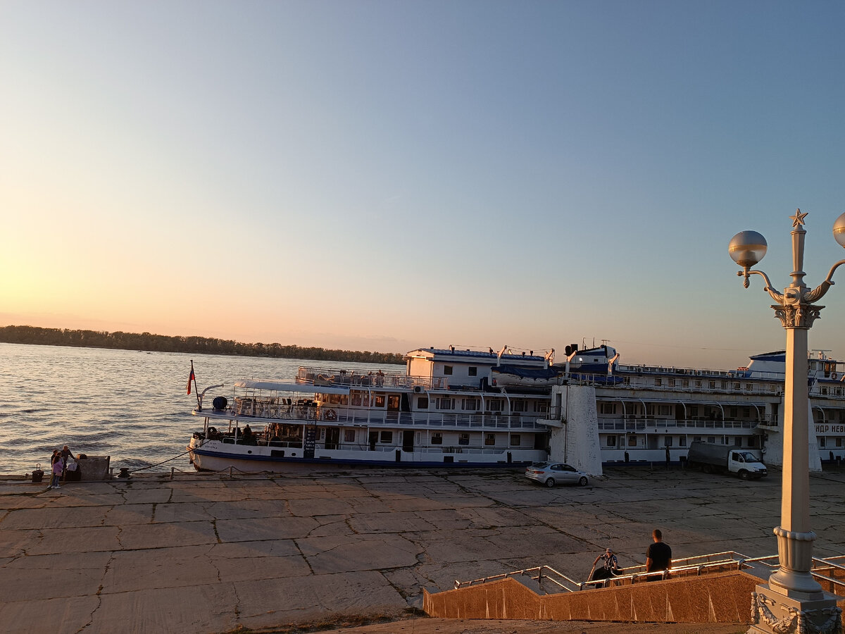 Теплоход "Александр Невский" на причале в Самаре