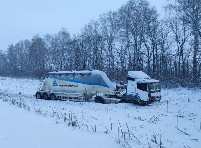 Водитель фуры находится в больнице с травмами