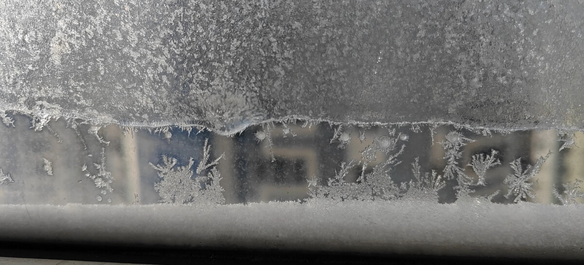 Мороз за окном рисует узоры