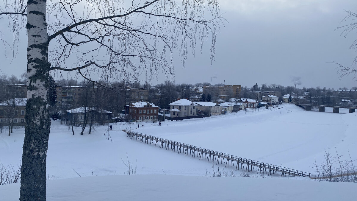 Вид на город и реку со смотровой площадки у Воскресенского собора