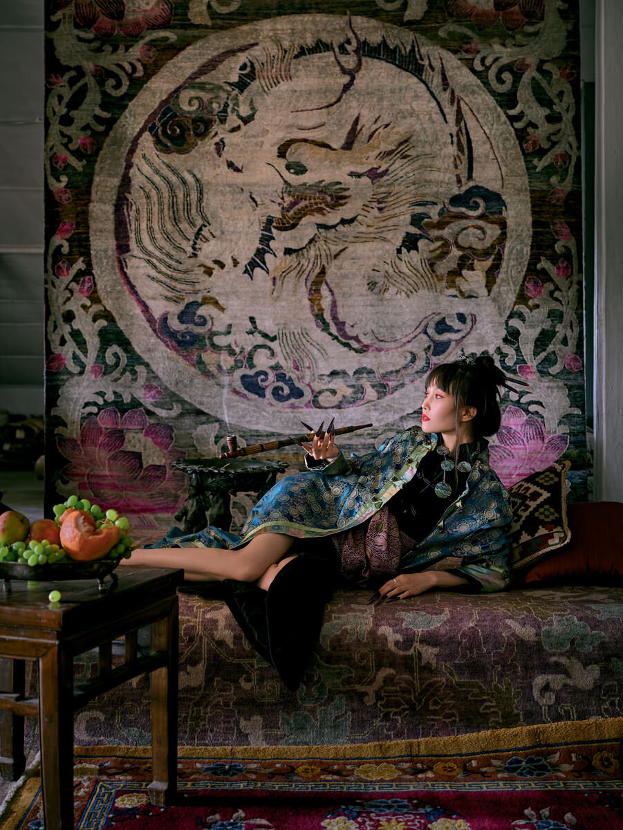 На фоне ковра с сюжетом «Императорский дракон», представленного в Деко-раторском ателье Марка Патлиса, модель изображает состоятельную манчжурку, которая пристрастилась к опиуму.