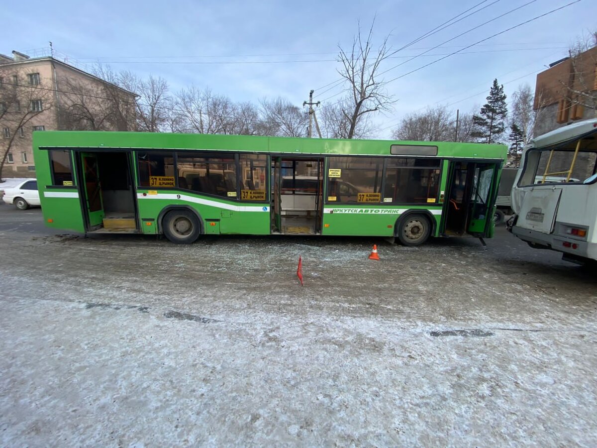 В районе остановки произошло столкновение муниципального и частного автобусов.  Фото: ГУ МВД России по Иркутской области