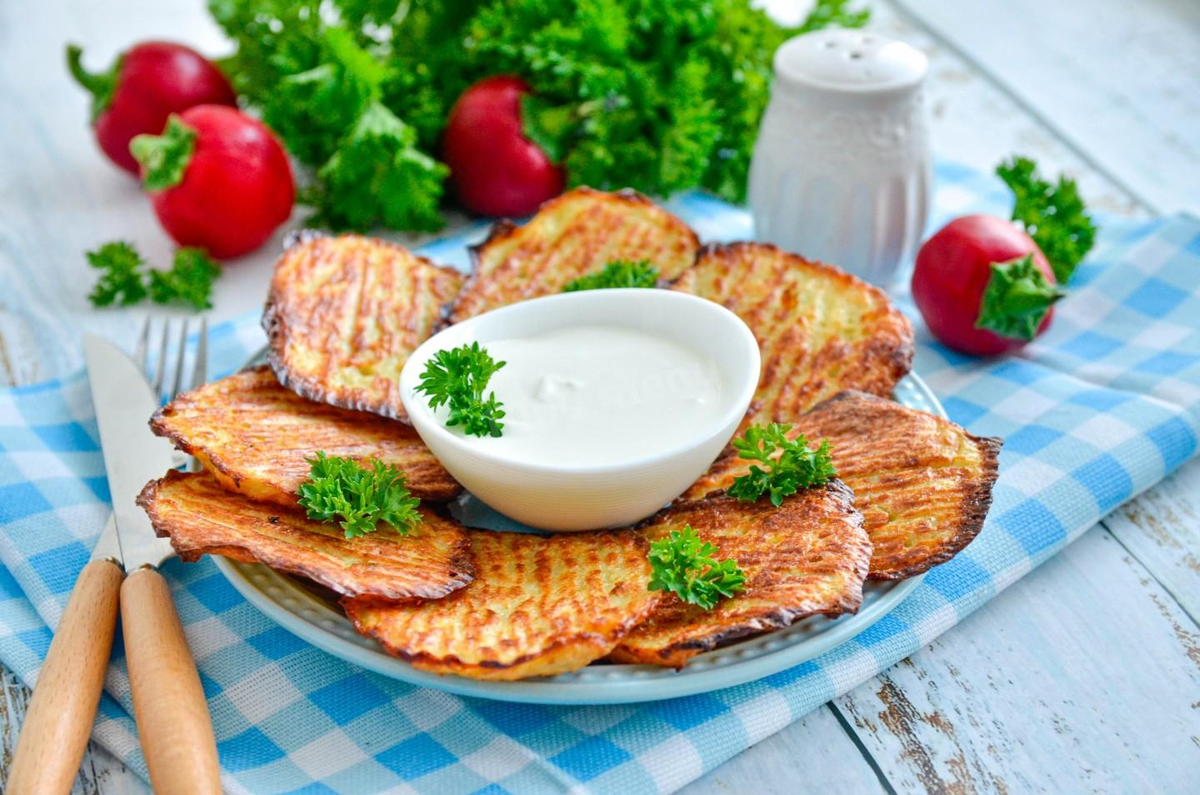 Драники в москве. Драники. Драники картофельные. Русская кухня драники. Картофельный драник в духовке