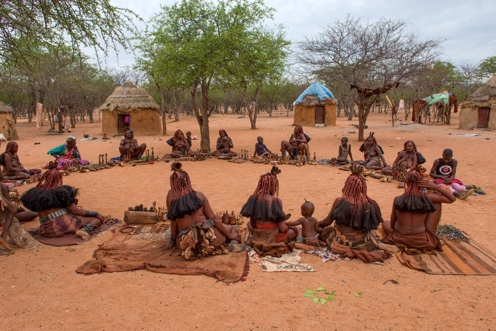 Племя Химба живут на севере Намибии в пустыне. Их еще называют "красными людьми" из-за особого оттенка кожи, потому то они обмазывают свои тела смесью из глины и масел.-2