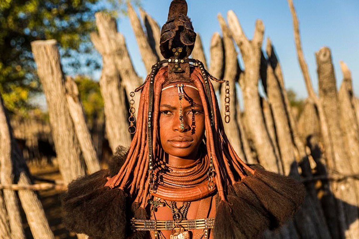 Племя Химба живут на севере Намибии в пустыне. Их еще называют "красными людьми" из-за особого оттенка кожи, потому то они обмазывают свои тела смесью из глины и масел.