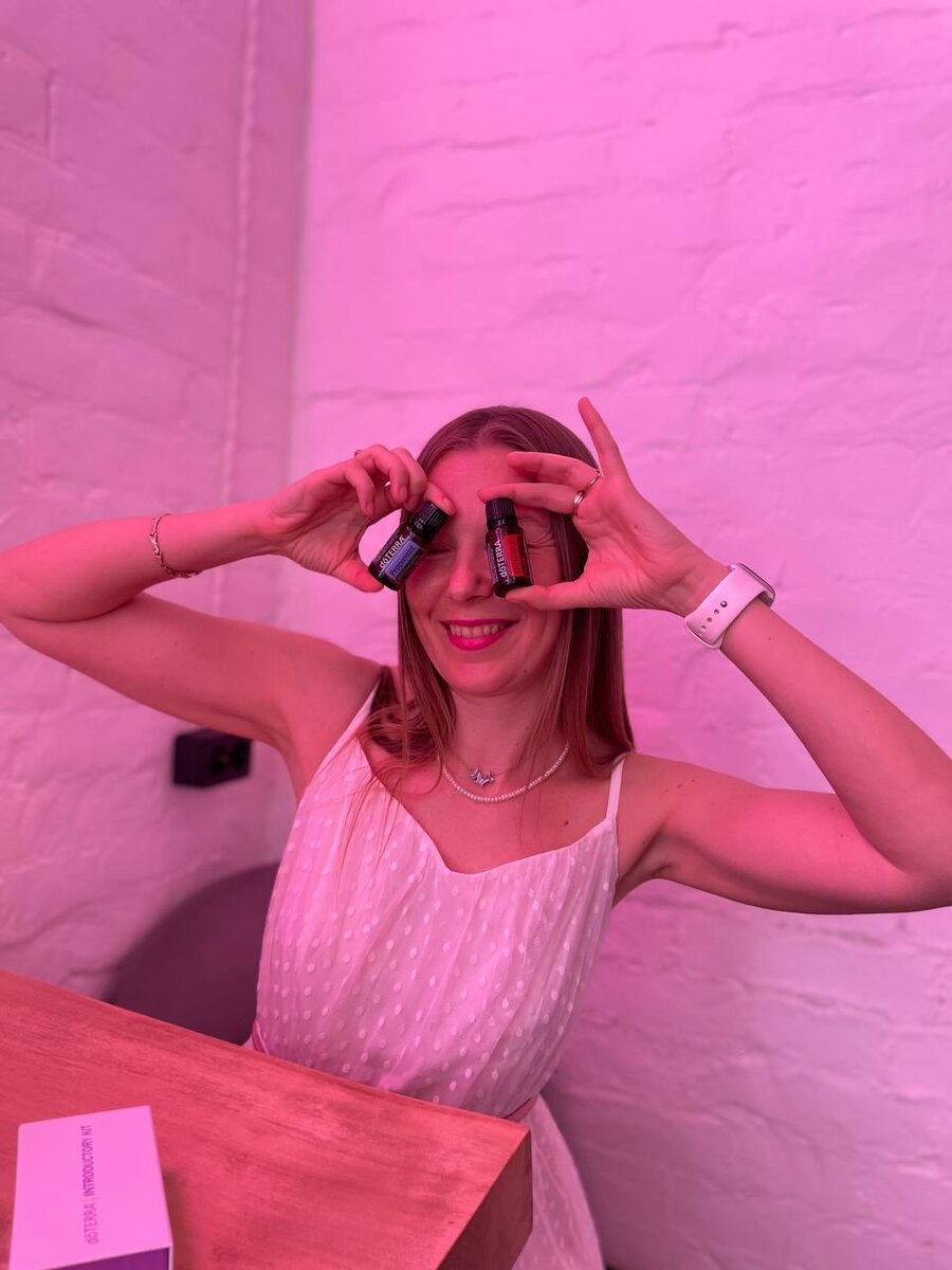 Весь опыт ароматерапии в плане эмоций систематизирован, с учетом психологии личности и успешно применяется в аромадиагностике. Она позволяет изучать, регулировать психо-эмоциональное состояние человека любого возраста через деликатное воздействие на сознание, человек меняется и сам зачастую не замечает. Подключаются механизмы саморегуляции.