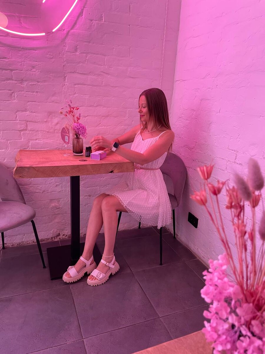 Не все эфирные масла являются эфирными, пищевыми и безопасными. К выбору нужно подходить очень ответственно и совместно с аромапрактиком. Учитывая индивидуальные, возрастные особенности и технику безопасности. 