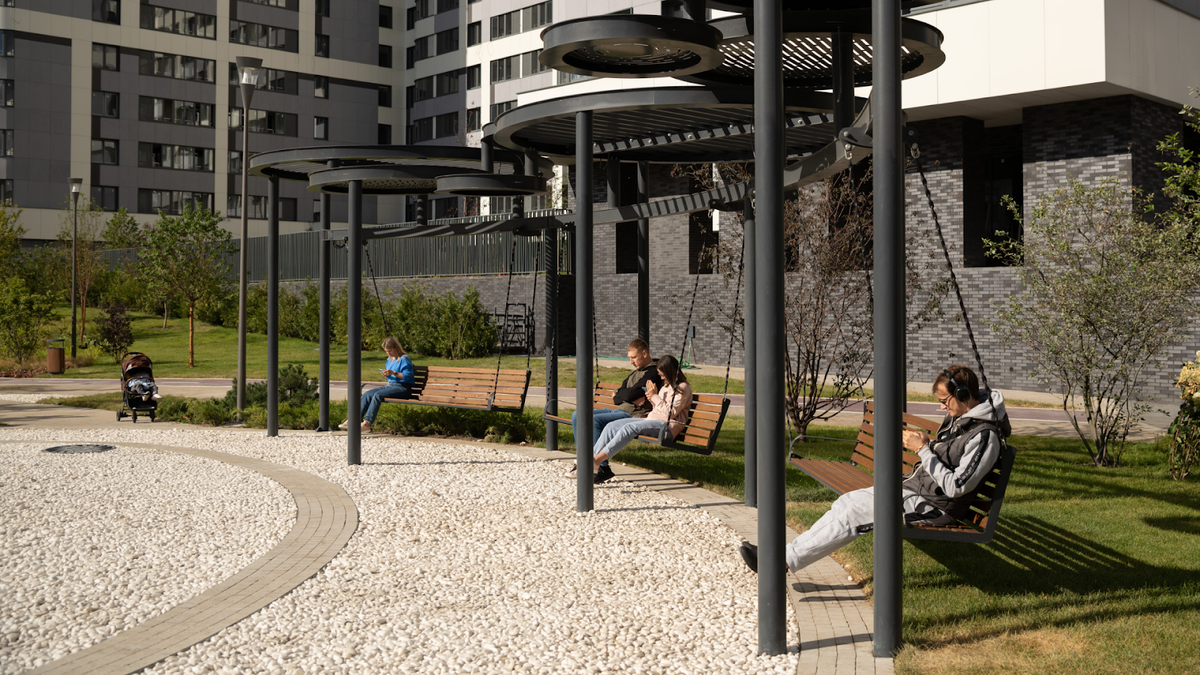 Качели в парке «Зелёная река»