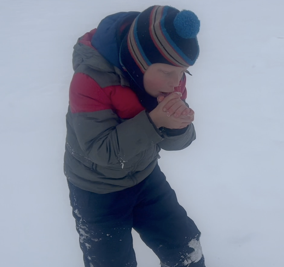 Когда клюет большая рыба - о холоде тут же забываешь, а потом...)