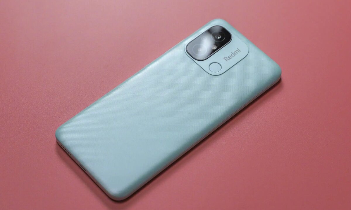 Ребристая поверхность корпуса немного удешевляет смартфон. Источник: gsmchina.com