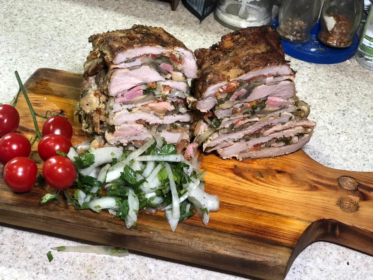 Запеканка картофельная с колбасой. Картофельная запеканка с грибами и помидорами. Картофельная запеканка с сосисками и сыром. Что приготовить вкусного без мяса. Блюда с макаронными изделиями.