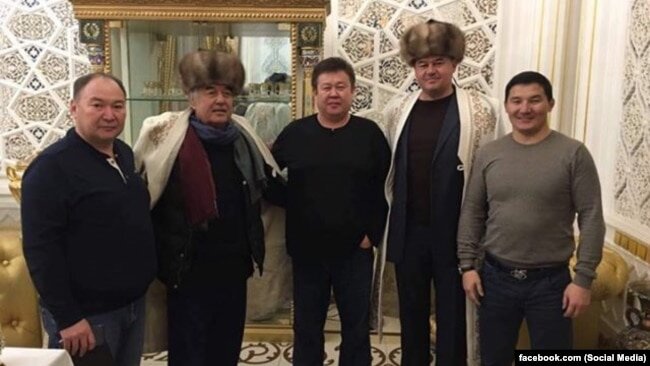 Скандальное фото. Взято со страницы Балбака Тулобаева в Фейсбуке.