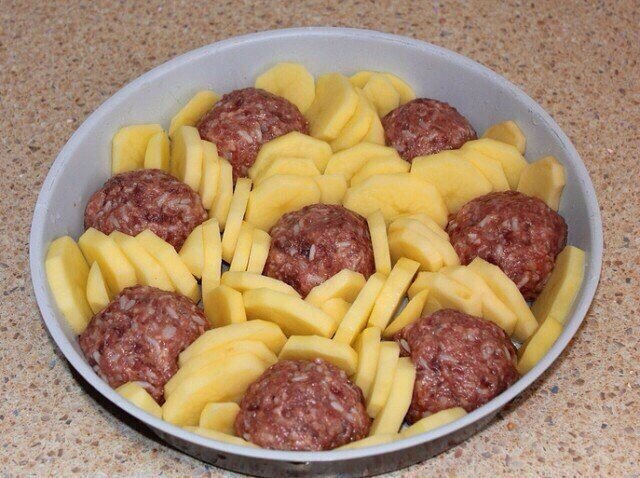 Говядина с картофелем и сыром. Мясо по французски с фаршем. Говядина по-французски в духовке с картошкой и сыром. Говядина с картофелем и сыром. Стожки из фарша.