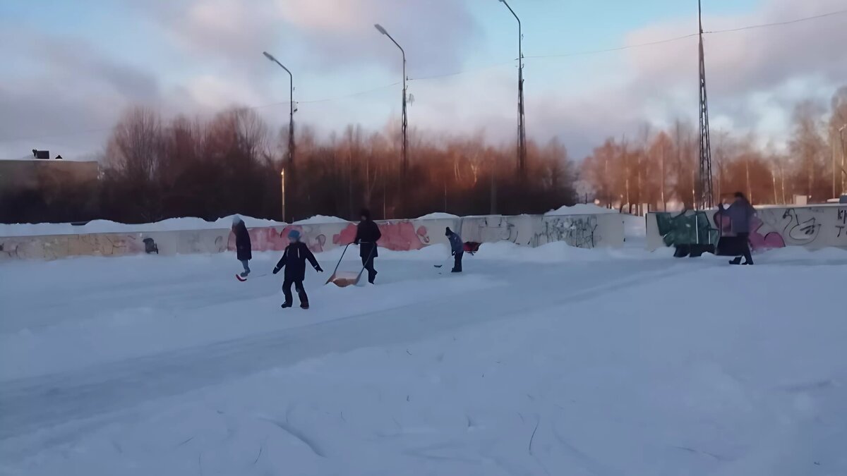     Горожане вынуждены самостоятельно ухаживать за одной из ледовых площадок из-за бездействия мэрии: жалоба появилась в соцсетях.