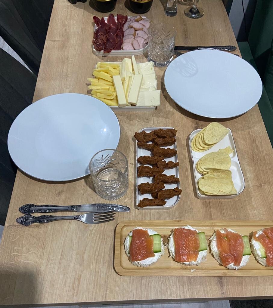 Наш скромный новогодний стол. Даже без Оливье))