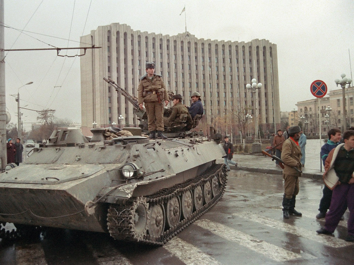 Штурм президентского дворца в Грозном 1995. Дворец Дудаева штурм Грозного 1995. Дворец Дудаева Грозный 1995. Грозный 1994 дворец Дудаева.