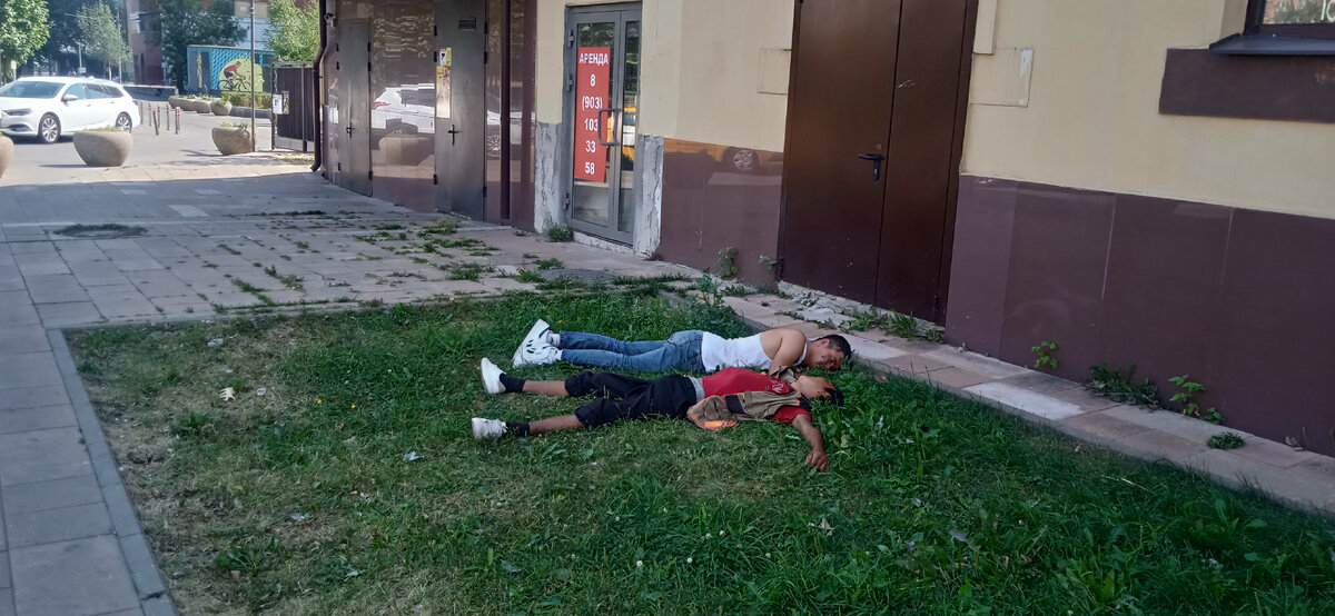 спят усталые мигранты у Пятерочки