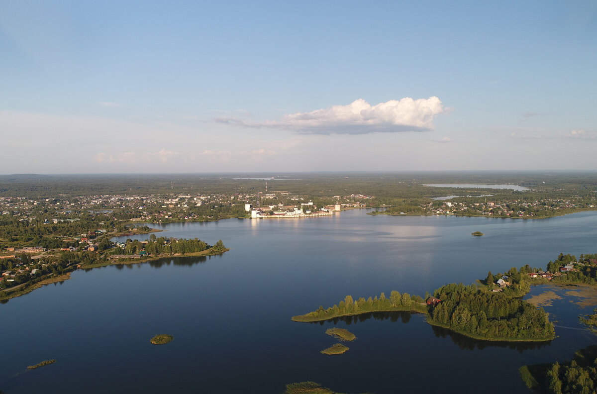 Вид на Сиверское озеро, город Кириллов и Кирилло-Белозёрский монастырь