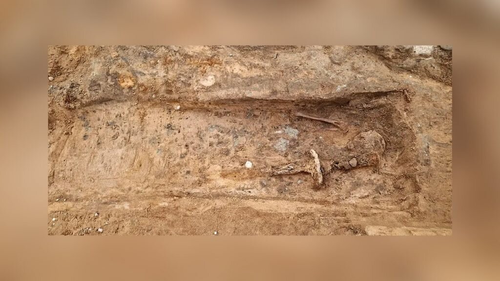 Место захоронения по фамилии. Как найти захоронения родственников. Поиск могилы на кладбище по фамилии. Новиков прибой похоронен. Как найти могилу человека.