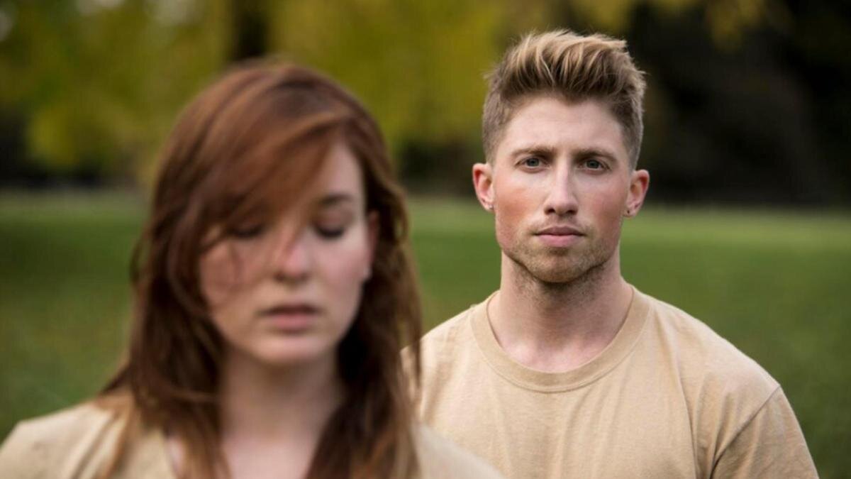    Парень смотрит на грустную девушку:Freepik