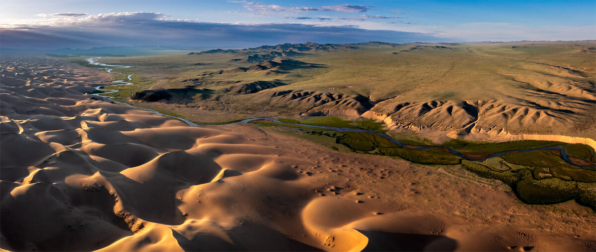 Вид с дрона над дюнами.