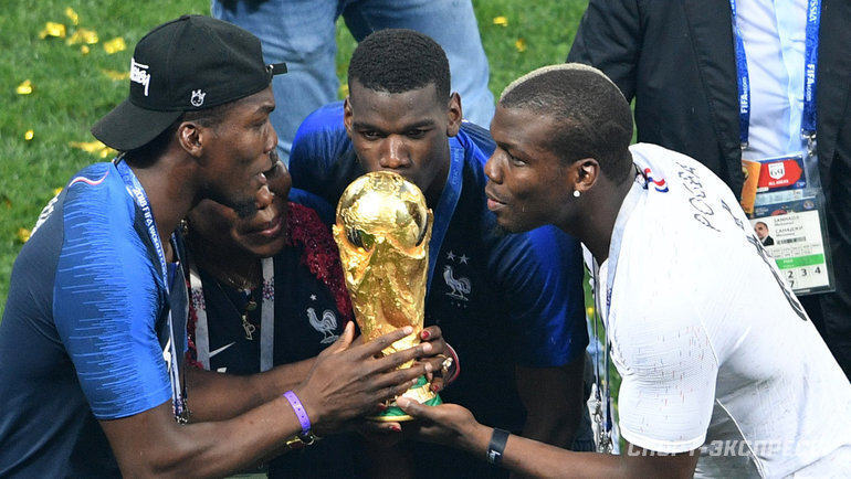    Поль Погба с мамой и братьями после победы на чемпионате мира-2018 в России.Дарья Исаева